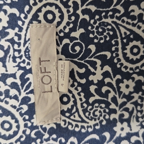 Ann TAYLOR LOFT SHORTS ROMPER NAVY WHITE PAISLEY PRINT  ADJ SLEEVES SZ 4 - Picture 2 of 7